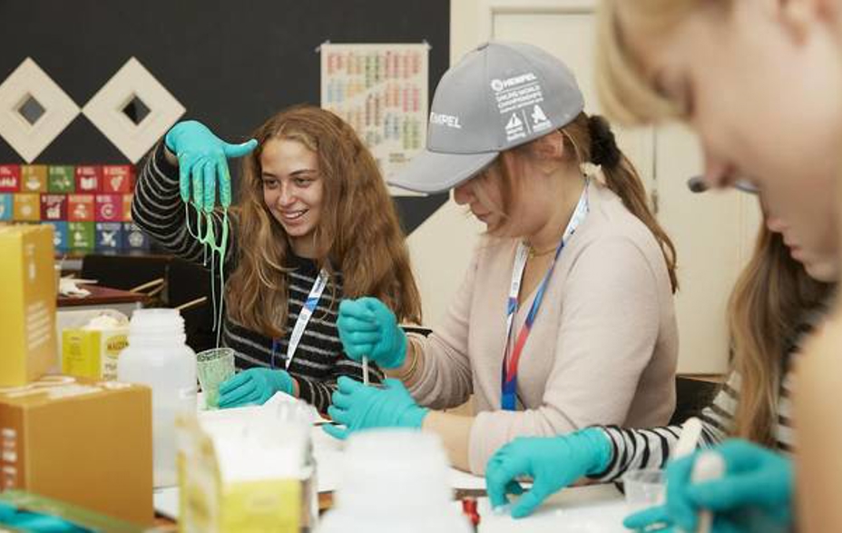 3 elever med blå gummihandsker