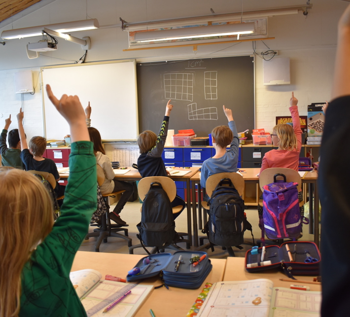 Elever med fingeren i vejret