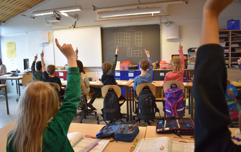 Elever med fingeren i vejret