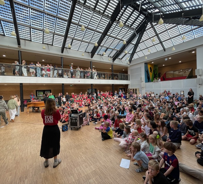 Elever fra børnehaveklasse til 5. klasse samlet til morgensang på torvet