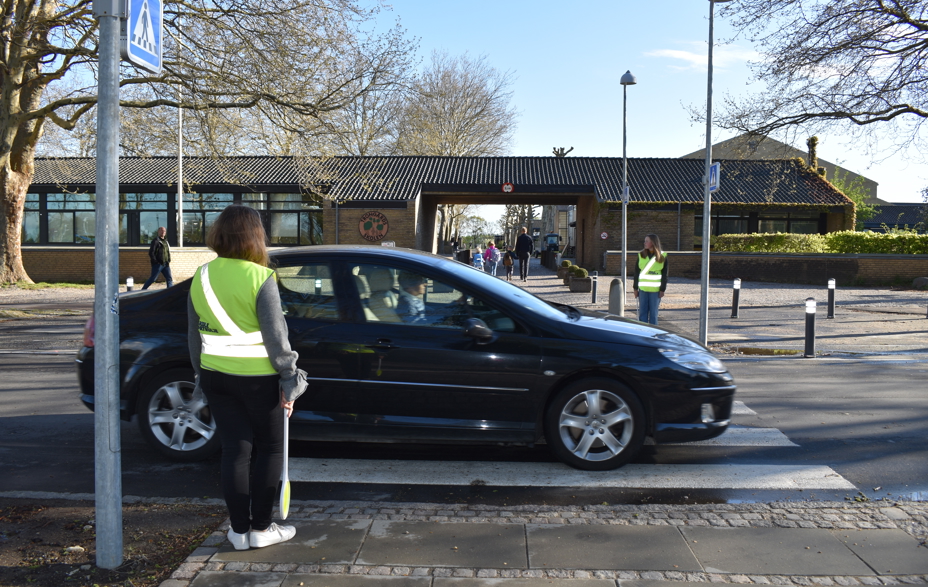 Skolepatrulje på arbejde foran Trongårdsskolen