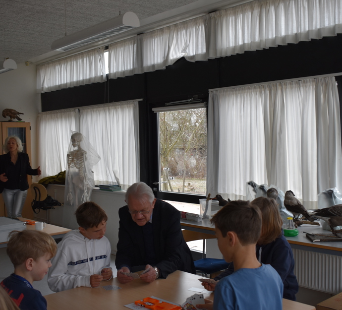 Pensionist hjælper elever med matematik