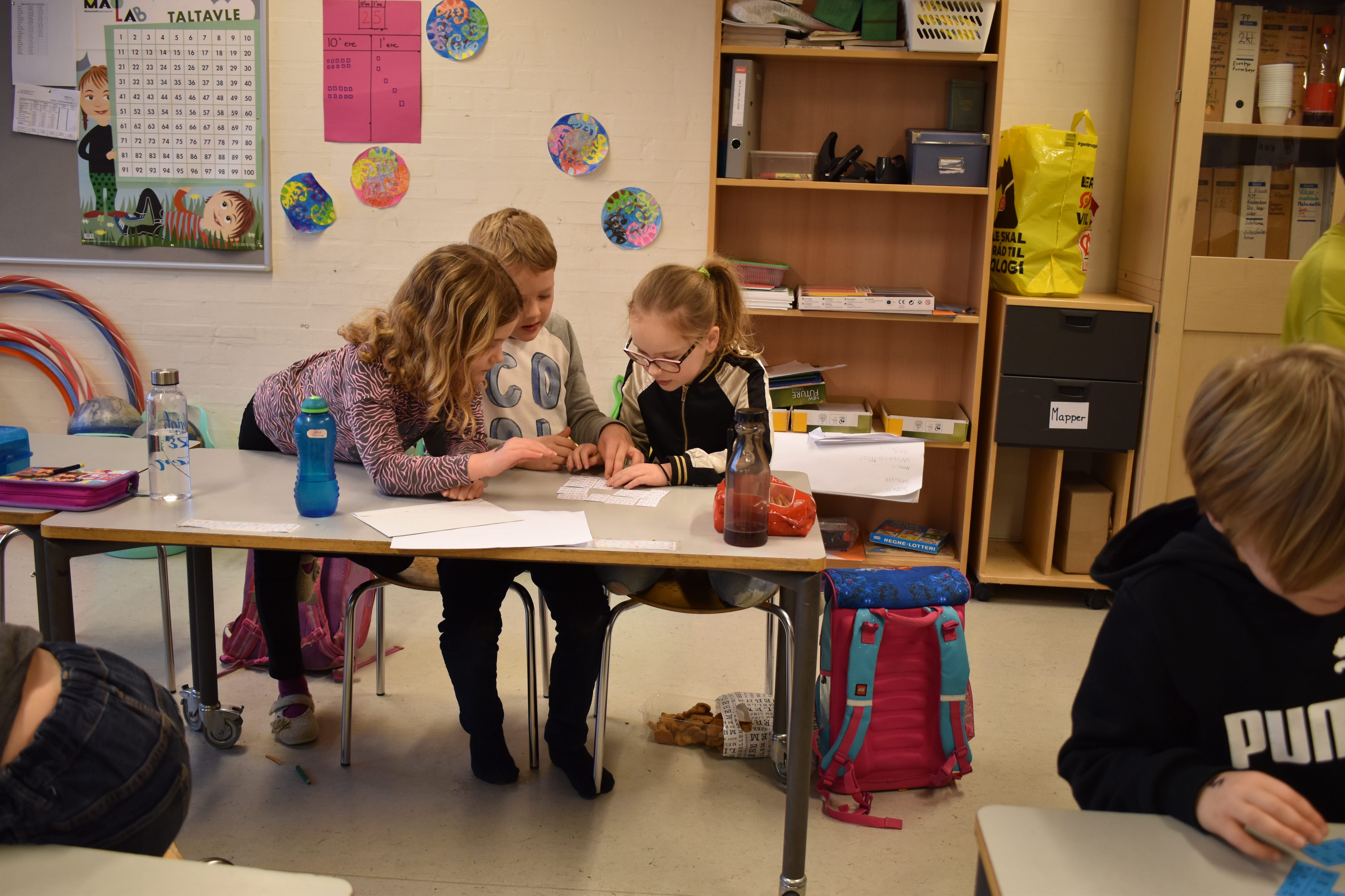 3 piger der løser matematik på 100 dagen