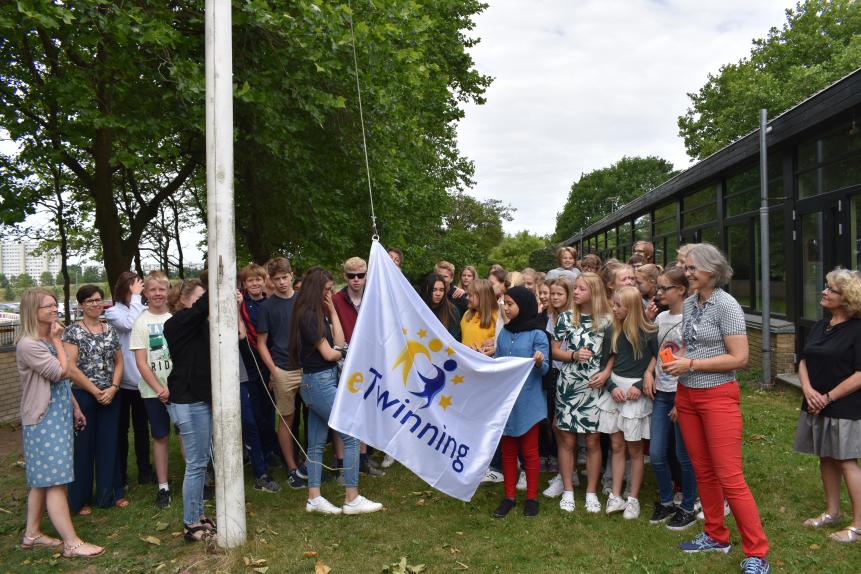 Flag med e-twinning hejses af elever og lærere 