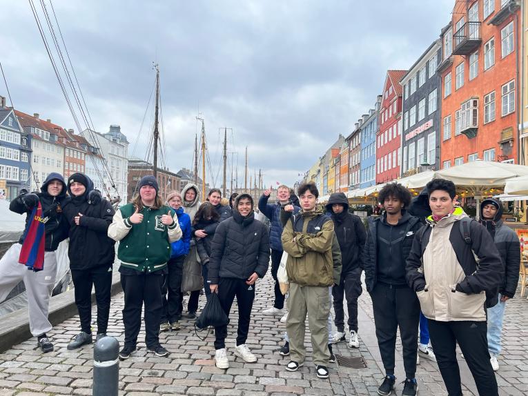 Elever fællesbillede i Nyhavn