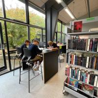 Biblioteket - elever arbejder i grupper